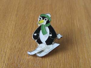 古い ピンバッジ：ペンギン スキー （白いスキー板） 鳥 動物 ピンズ #M