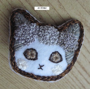 ハンドメイド 猫 刺繍 ブローチ だまし絵　紫陽花（マッツ色） お花　動物好きさんに♪　日本製ブローチピン使用