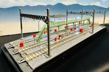 新品　鉄道模型　Nゲージ　ジオラマ　昭和の車両基地　展示台　ディスプレイケース　LED電飾　ライトアップ　クリアケース付　TOMIX_画像1