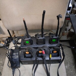 ICOM アナログVHF簡易無線 トランシーバーIC-VH35CTM 無線機と充電器セット