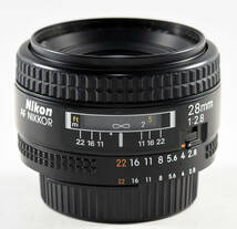 美品 Nikon AF NIKKOR 28mm f2.8 オートフォーカス　一眼レフカメラ用交換レンズ　明るい広角レンズ　デジタルカメラで高解像の高級レンズ_画像3
