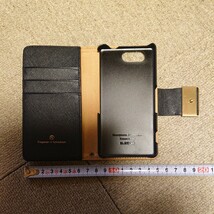 スマホケースELECOM製 旧型 小さいスマホ用 対応機種不明 カード入れ３ヶ所有り ２つ折り カラーはブラックです。_画像2