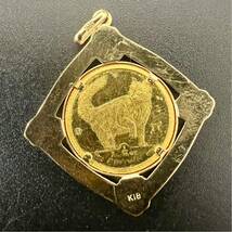 (C121101) K24純金 マン島キャット金貨 1/25oz エリザベス女王 ペンダントトップ ネックレストップ 金貨ペンダント 枠K18 総重量 2.6g_画像3