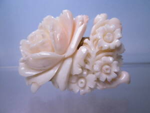 ☆本珊瑚 薔薇と小花彫刻の彫刻の帯留め 13,64g