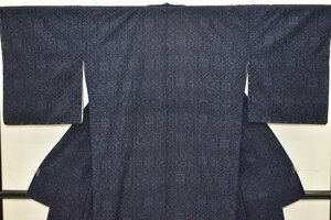 【ちどりや】未使用品 美品 正絹 結城紬 袷 広衿 身丈164.5cm/裄67cm 亀甲絣 華文モチーフ 紺 躾付 G90