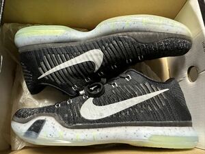 HTM × KOBE 10 ELITE LOW PREMIUM "ARROWHEAD" 805937-002 （ブラック/メタリックシルバー/ダークグレー）