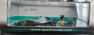 1/43 メルセデスF1 W10 ハミルトン アメリカGP ワールドチャンピオン ボード、トロフィー付