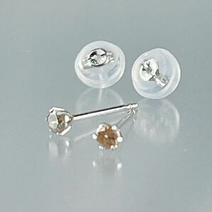 宝石鑑別書付き　PT900 天然ダイヤモンドピアス0.1ct シャンパンカラー