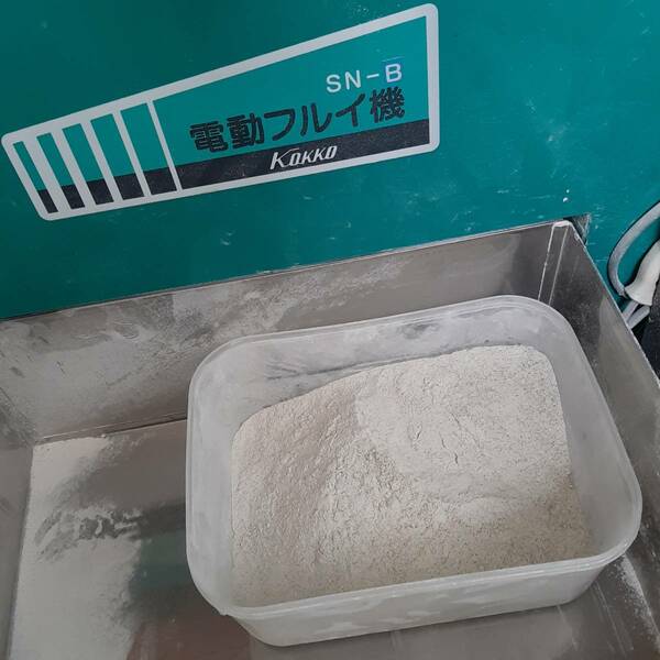 そば粉800g　新そば 令和5年　自家製粉　信州産　摺りたて　落札後製粉　機械挽き　低温製粉製法　全粒粉　黒粒入り