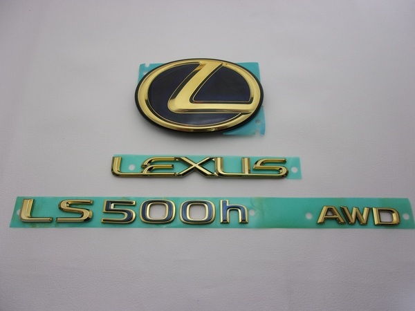 7トレジャー 【 現行 レクサス LS500h 】 LEXUS GVF50/55系 レクサス LS500h プレミアム ゴールド エンブレム リア(AWD文字付) 4点セット