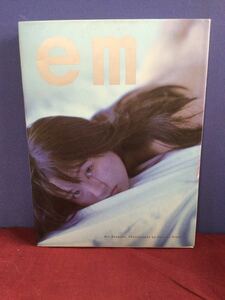 g_t P906 ★三枝実央 写真集『em』★ファースト写真集★撮影:木村晴★帯なし★竹書房★1998年9月12日初版発行★長期保管現状品★ 