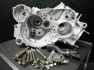 R53742 NSR250R HRC MC21 SEより 純正 ウェットブラスト済 エンジン部品 クランクケース後期 ASSY 小物付き 番号良好 MC28 18 SP TZR250