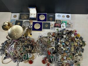 イミテーション ネックレス アクセサリー ブローチ イヤリング 指輪 カフス 金髪 記念メダル 等 パール 珊瑚 含む 総重量 約7.9kg 以上