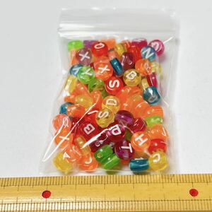 アルファベット　アクリルビーズ 7x4mm、穴：1.5mm ランダムミックス