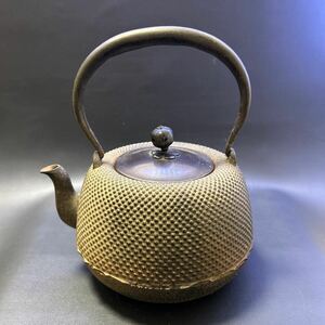 T 鉄瓶④ 霰鉄瓶　銅蓋 サイズ:直径約16cm、高さ約14cm(蓋つまみまで) 重さ1900g 箱無し