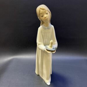 T 置物 陶器人形 リヤドロ　ローソクを持つ少女　サイズ:高さ約20.5cm 箱無し