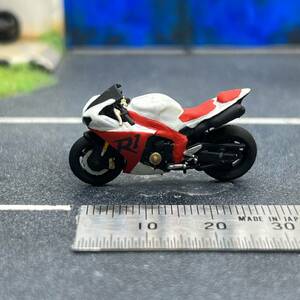 【ZZ-583】1/64 スケール ヤマハ YZF-R1 バイク フィギュア ミニチュア ジオラマ ミニカー トミカ