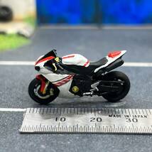 【ZZ-595】1/64 スケール ヤマハ YZF-R1 バイク フィギュア ミニチュア ジオラマ ミニカー トミカ_画像1