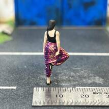 【KS-378】1/64 スケール ハーレムパンツを履いた女性 フィギュア ミニチュア ジオラマ ミニカー トミカ_画像4