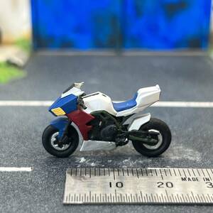 【KS-464】1/64 スケール ガンダム調のバイク フィギュア ミニチュア ジオラマ ミニカー トミカ