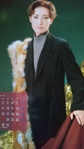 ⑦　轟悠さん　右肩に毛皮のストール　2003年12月 　結構大きなカレンダー