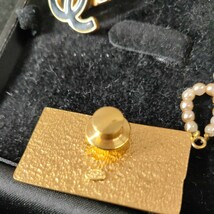 シャネル CHANEL アクセサリー ヴィンテージ ココマーク タイピン ピンブローチ ブックモチーフ 3点 まとめ売り 中古品 保管箱付き_画像7