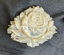 白蝶貝 薔薇のブローチ 剣咲のバラ 花の彫刻 ヴィンテージ_画像6