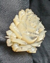 白蝶貝 薔薇のブローチ 剣咲のバラ 花の彫刻 ヴィンテージ_画像3