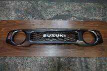 ジムニー ジムニーシエラ JB64 JB74 純正オプション グリル SUZUKIロゴ入り 中古売り切り_画像1