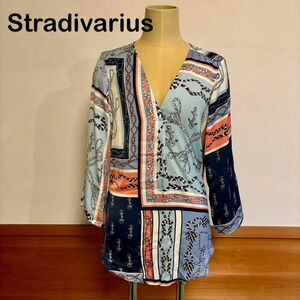 Stradivarius スカーフ風おしゃれシャツ　Ｖネック ブラウス 総柄　七分袖 トップス