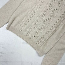 美品 DANAPARIS ダナパリ カシミヤ100% ラインストーンデザインケーブル編みニットトップス レディース ベージュ サイズ42*KC759_画像4