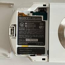 SONY　プレイステーションポータブル PSP-2000 本体（バッテリー無）ホワイト＋メモリスティック(2GB)＋プラケース・収納袋付き　ジャンク_画像4
