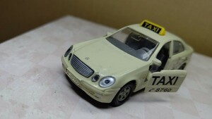 スケール 1/43？ MERCEDES-BENZ TAXI ！ メルセデスベンツ S500 ！ アクリルケース付き！