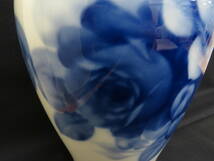 15163　ロ512-067　OKURA　ブルーローズ　花瓶　高さ約28cm　金彩　花器　つぼ　置物　オブジェ　陶磁器　工芸品　箱なし　大倉陶園　ヤ80_画像5