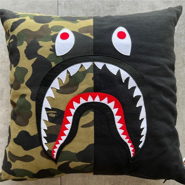 1ST CAMO SHARK SQUARE CUSHION M ブラック