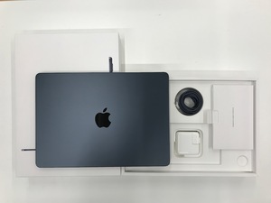 美品 Apple MacBook Air 13.6インチ　M2チップ搭載　ミッドナイトブルー 充電器付属