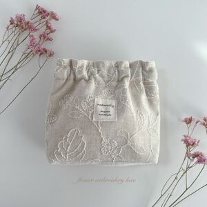 ハンドメイド　cotton linen お花柄 キナリ系　三角マチのバネ口ポーチ12cmバネ