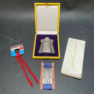 N 2739　[ 1967 TOKYO UNIVERSIADE 銅鐸型メダル バッジセット！]　記念品 ユニバーシアード東京大会 文鎮 ケース入 コレクション 保管品