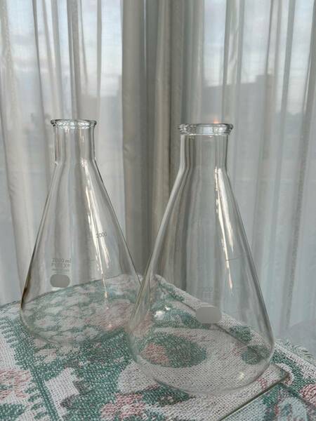 格安　三角フラスコ　2000ml 　目安目盛付 　PYREX IWAKI GLASS UNDER LIC.　MADE IN JAPAN 　2個入1箱　未使用