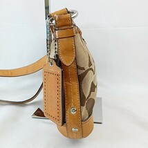 M ◎【商品ランク:B】コーチ COACH シグネチャー 総柄 ロゴチャーム付 ロゴメタル ショルダー / クロスボディ バッグ 斜め掛け 婦人鞄_画像4