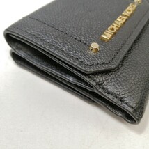 B Φ【商品ランク:B】 マイケルコース MICHAEL KORS ロゴメタル ゴールド金具 レザー 三つ折り 財布 ウォレット 小銭入れあり 8カード 黒系_画像3