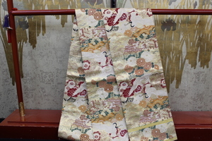 きもの今昔６１８６　西陣織丸帯　正絹　両面全通で織られています　アイボリ地色に金多様の古典柄