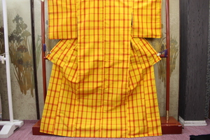 きもの今昔６２６６　御召のきもの　広衿袷仕立て　交織黄八丈　裏地はポリエステルシルック使用　　　身丈１７１ｃｍ