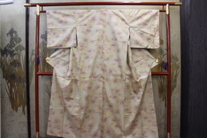 きもの今昔６２６９　紬のきもの　広衿袷手縫い仕立て　クリーム色地にレンガ色蘭菊の柄　シツケ付き未使用品　身丈１４８ｃｍ　　　　