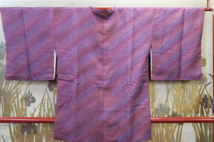 きもの今昔６２７５　道行コートコレクション　正絹紋意匠モク地ワイン色濃淡ぼかし　未使用に近い綺麗な状態　コート丈８５ｃｍ