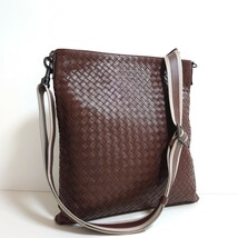 超美品 ボッテガ ヴェネタ BOTTEGA VENETA イントレチャート レザー クロスボディバッグ ショルダーバッグ メッセンジャーバッグ ブラウン_画像2