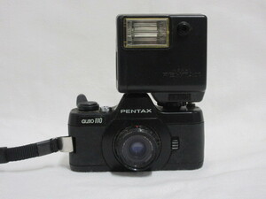 M12-172 PENTAX auto110 ペンタックス フィルムカメラ レンズ PENTAX-110 1:2.8 24mm/ストロボ AF130P ※動作未確認