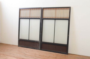R-070929　アンティーク建具　富山産　漆塗り　和モダンな空間作りにおすすめの上質な幅広ガラス戸2枚セット(引き戸、ガラス戸)(R-070929)