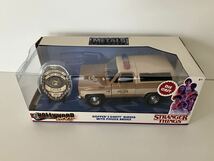 JADA TOYS/STRANGER THINGS/HOPPER'S CHEVY BLAZER/HAWKINS POLICE/DIE CAST METAL/ミニカー /ポリスバッジ付き/NETFLIXネットフリックス_画像1