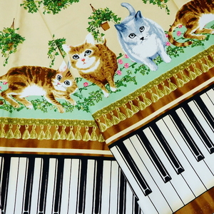 【即決】幅110cm×１ｍ◇布 生地 ピアノとネコ 猫 キャット 鍵盤柄 綿 オックス ベージュ